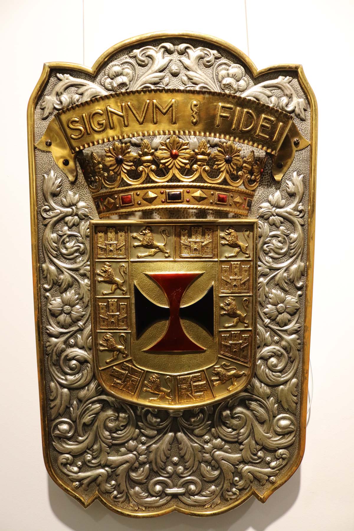 La Sala del Consulado del Mar acoge hasta el 24 de marzo una exposición conmemorativa del 75 aniversario de la refundación de las tres cofradías pasionistas de la ciudad de Burgos, la Hermandad de Nuestra Señora de la Soledad y Santiago, la Real Hermandad de la Sangre del Cristo de Burgos y Nuestra Señora de los Dolores y la Ilustre Archicofradía del Santísimo Sacramento y Jesús con la Cruz a Cuestas,