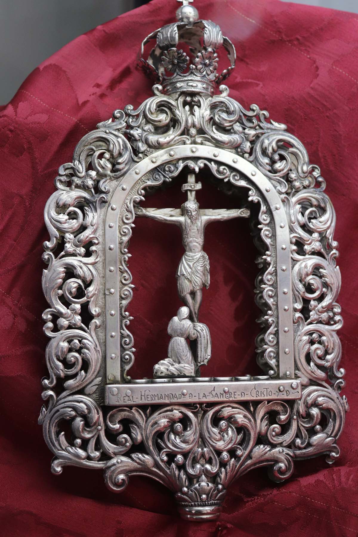 La Sala del Consulado del Mar acoge hasta el 24 de marzo una exposición conmemorativa del 75 aniversario de la refundación de las tres cofradías pasionistas de la ciudad de Burgos, la Hermandad de Nuestra Señora de la Soledad y Santiago, la Real Hermandad de la Sangre del Cristo de Burgos y Nuestra Señora de los Dolores y la Ilustre Archicofradía del Santísimo Sacramento y Jesús con la Cruz a Cuestas,