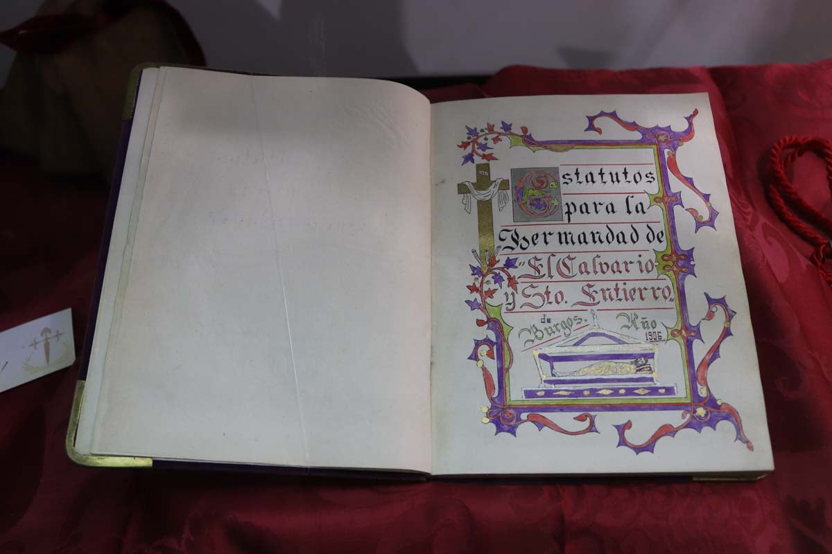 La Sala del Consulado del Mar acoge hasta el 24 de marzo una exposición conmemorativa del 75 aniversario de la refundación de las tres cofradías pasionistas de la ciudad de Burgos, la Hermandad de Nuestra Señora de la Soledad y Santiago, la Real Hermandad de la Sangre del Cristo de Burgos y Nuestra Señora de los Dolores y la Ilustre Archicofradía del Santísimo Sacramento y Jesús con la Cruz a Cuestas,