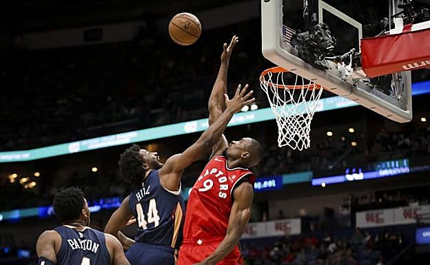 Serge Ibaka tapona un lanzamiento de Salomon Hill.