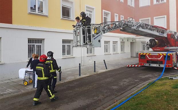 Imagen de los bomberos en el simulacro de San Juan de Dios