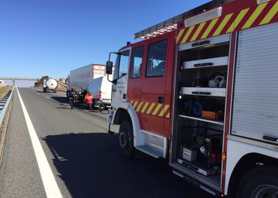 Imagen secundaria 1 - Personal sanitario atiende al herido (arriba), camión de bomberos desplazado hasta el lugar del accidente (izquierda) y aspecto de la furgoneta tras el suceso (derecha).