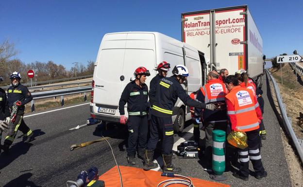 Imagen principal - Personal sanitario atiende al herido (arriba), camión de bomberos desplazado hasta el lugar del accidente (izquierda) y aspecto de la furgoneta tras el suceso (derecha).
