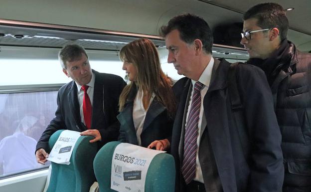 Javier Lacalle y Carolina Blasco, junto con responsables de Renfe, durante la presentación de los cabezales de promoción. 