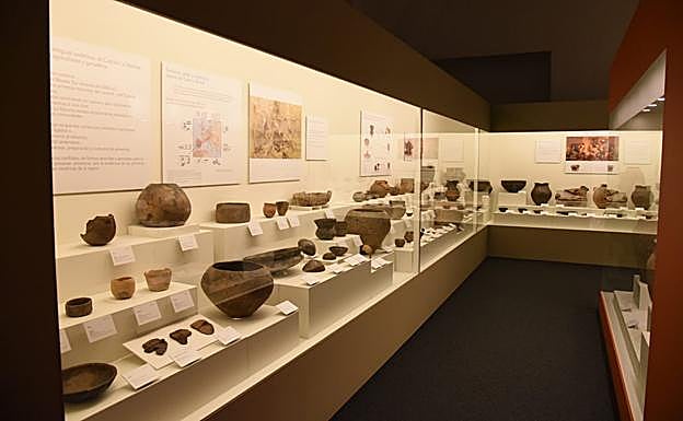 Vitrina con objetos de la exposición. 