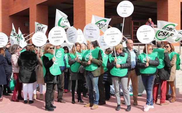 Un momento de la concentración producida a las 12:00 horas