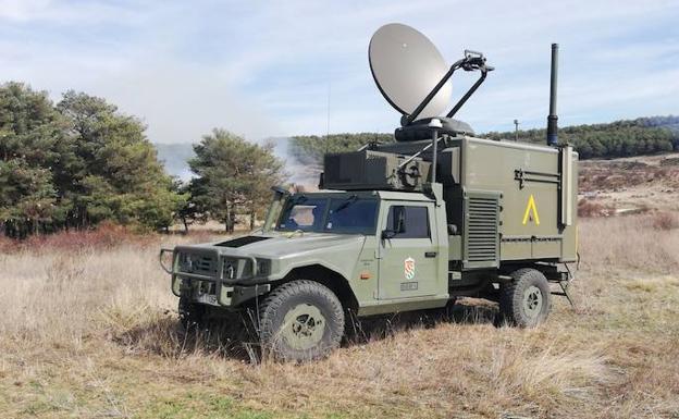 Imagen principal - Imágenes de las prácticas forestales de la Unidad Militar de Emergencias. 