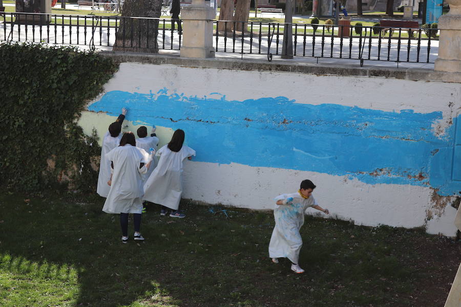 Fotos: Alumnos del colegio Río Arlanzón comienzan a pintar un mural en el río con la Niña Vero