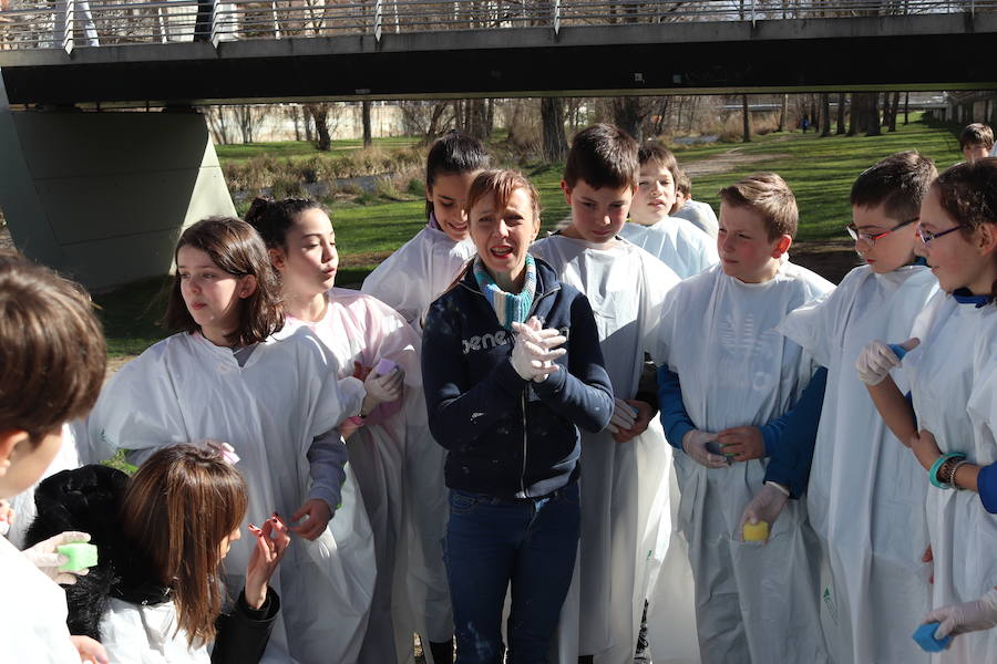 Fotos: Alumnos del colegio Río Arlanzón comienzan a pintar un mural en el río con la Niña Vero