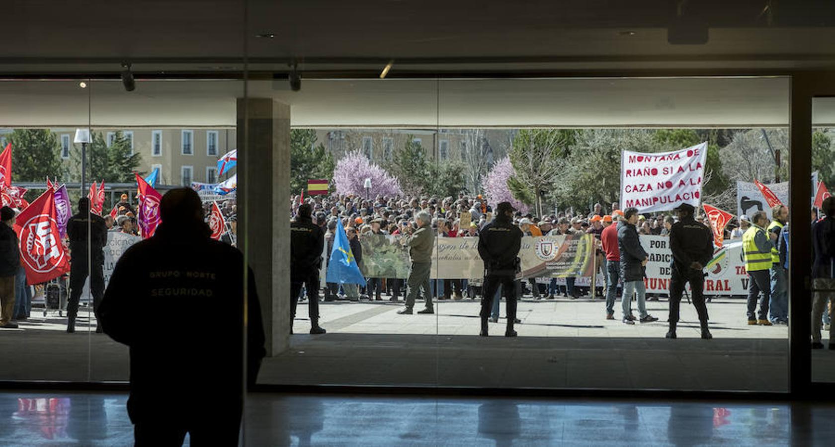 Asociaciones de cazadores y agricultores de de Castilla y León han protestado este miércoles frente a la sede de las Cortes de la comunidad autónoma contra la decisión del TSJ de anular la ley y la orden que regula la actividad cinegética en la región.