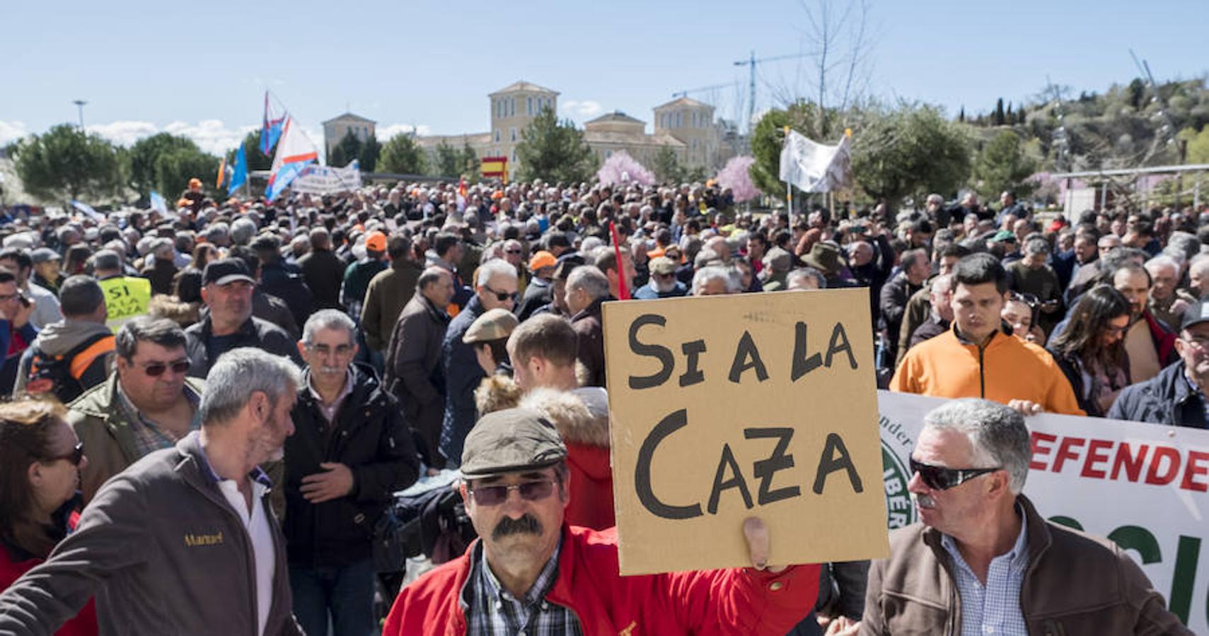 Asociaciones de cazadores y agricultores de de Castilla y León han protestado este miércoles frente a la sede de las Cortes de la comunidad autónoma contra la decisión del TSJ de anular la ley y la orden que regula la actividad cinegética en la región.