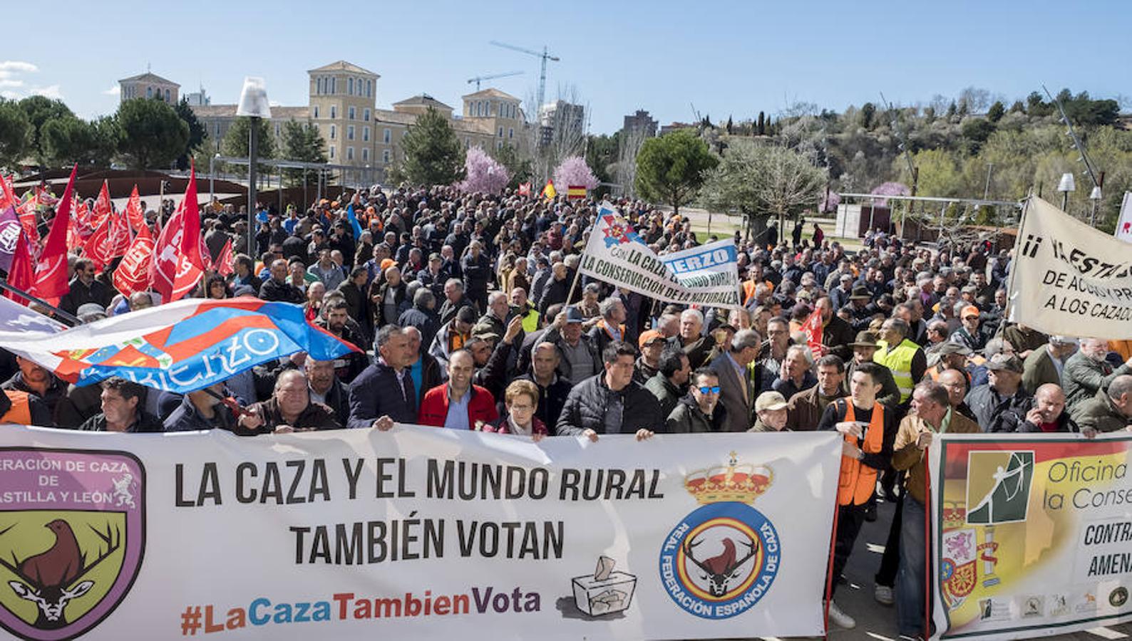 Asociaciones de cazadores y agricultores de de Castilla y León han protestado este miércoles frente a la sede de las Cortes de la comunidad autónoma contra la decisión del TSJ de anular la ley y la orden que regula la actividad cinegética en la región.