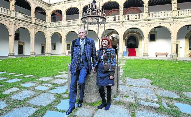 Francisco Salinero y Trinidad García, en el claustro del Colegio Arzobispo Fonseca.