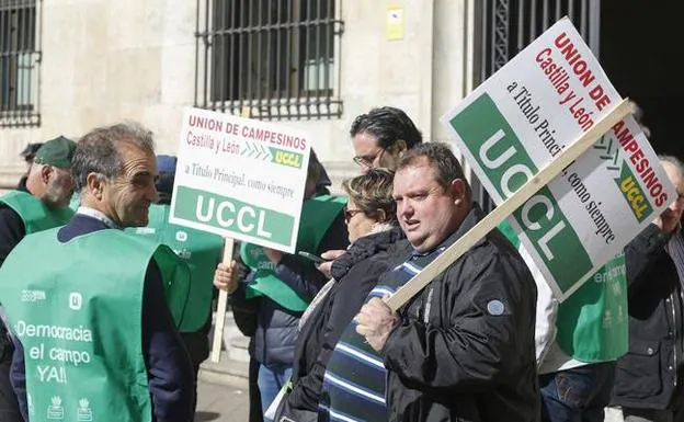 La Unión de Campesinos de Castilla y León se concentra frente a la Subdelegación del Gobierno en León para reclamar una Política Agraria Común (PAC justa) y unos precios dignos