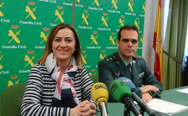 Virginia Barcones y Javier Peña en la Comandancia de la Guardia Civil de Valladolid durante la presentación de los detalles de la Operación Lulabis 