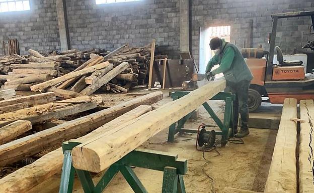 La Cabaña de Carreteros restaura las vigas del siglo XVI del Hospital de la Concepción para mostrar la calidad de la madera de Pinares