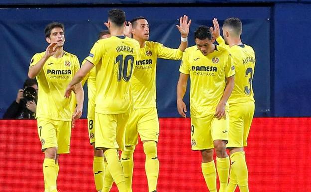 Los jugadores del Villarreal celebran el gol de Gerard Moreno.