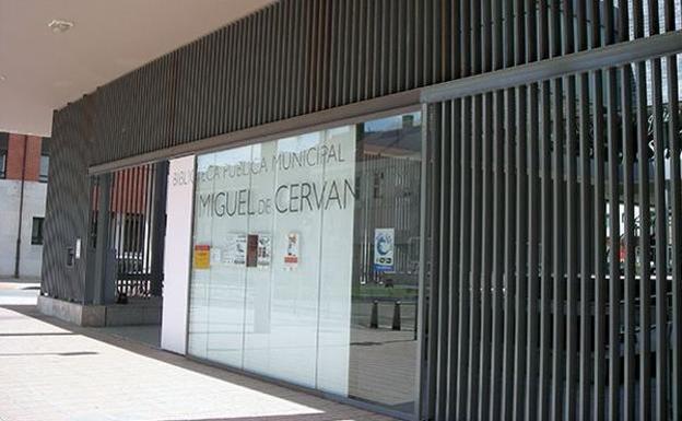 Puerta principal de la biblioteca pública Miguel de Cervantes. 