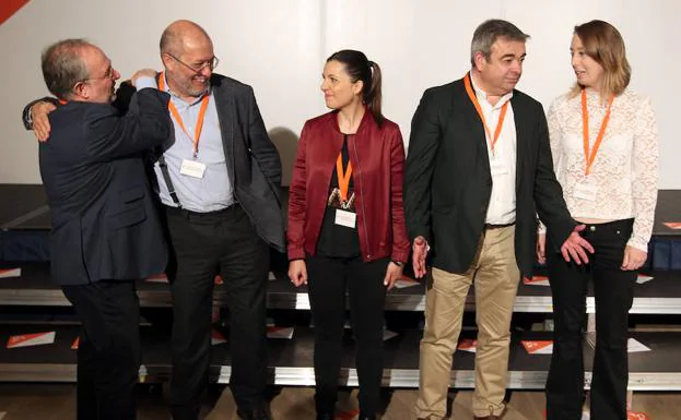 Francisco Igea, junto a los candidatos al Congreso por Palencia, Enrique Rivero; por Valladolid, Soraya Mayo; por León, Justo Fernández, y por Burgos, Aurora Nacarino-Bravo, en Madrid. 