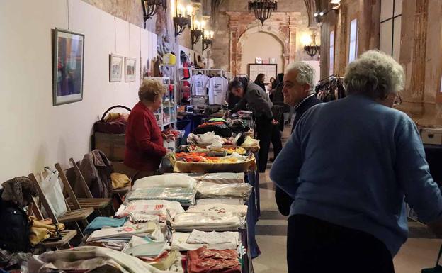 El mercadillo solidarios de Manos Unidas se encuentra en el claustro del Monasterio de San Juan. 