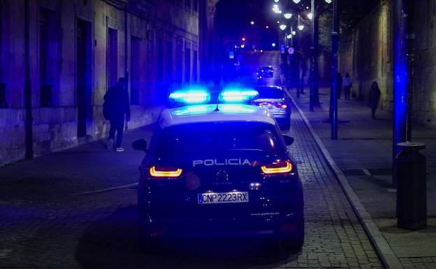 Vehículo de la Policía Nacional en el centro de la ciudad.