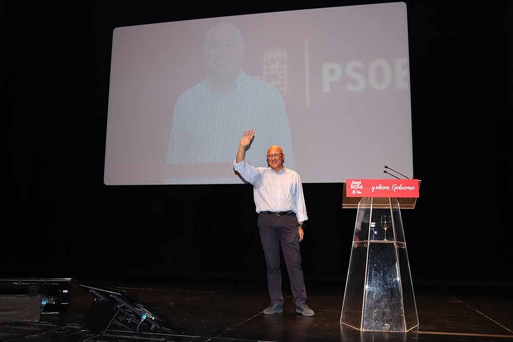 El candidato socialista a la Alcaldía de Burgos, Daniel de la Rosa, ha estado arropado en la presentación oficial de la lista del PSOE al Ayuntamiento por Ángel Olivares, Luis Tudanca y Patxi López.