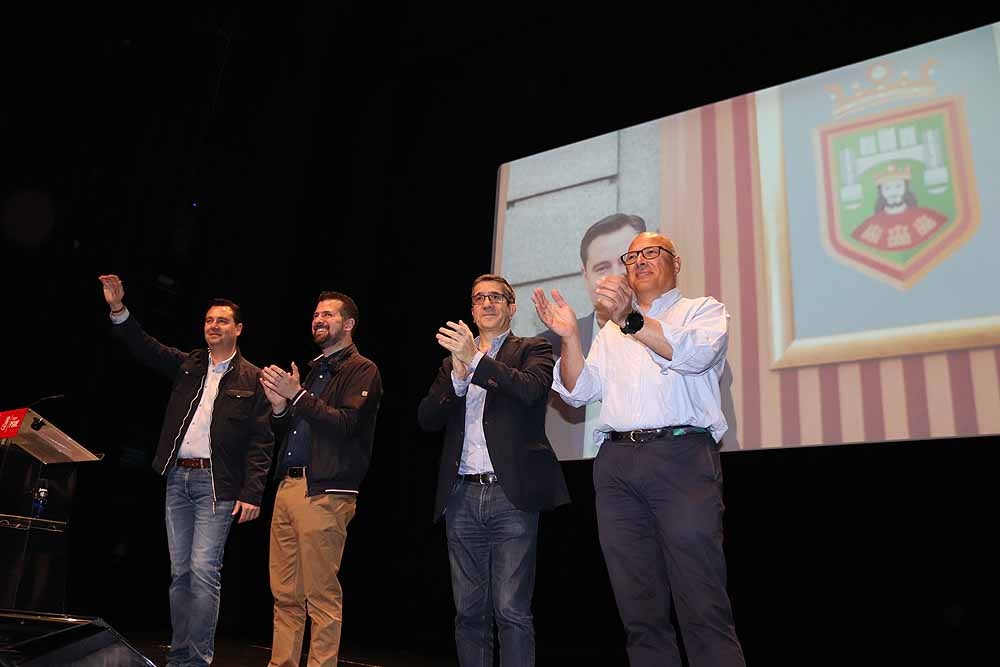 El candidato socialista a la Alcaldía de Burgos, Daniel de la Rosa, ha estado arropado en la presentación oficial de la lista del PSOE al Ayuntamiento por Ángel Olivares, Luis Tudanca y Patxi López.