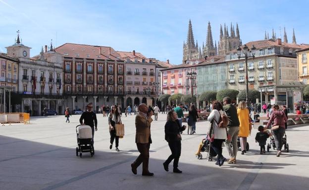 No han sido pocos los turistas y vecinos que, aprovechando el buen tiempo, han dado un paseo esta mañana por el centro de Burgos