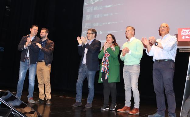 Luis Tudanca, segundo por la izquierda, en la presentación oficial de la candidatura del PSOE al Ayuntamiento de Burgos.