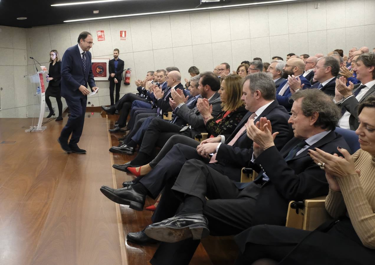 El diario decano de la prensa en España presenta dos volúmenes de casi mil páginas que regalará con motivo de los 40 años de las primeras elecciones a los ayuntamientos.