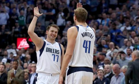 Luka Doncic felicita a Dirk Nowitzki por su nuevo hito. 