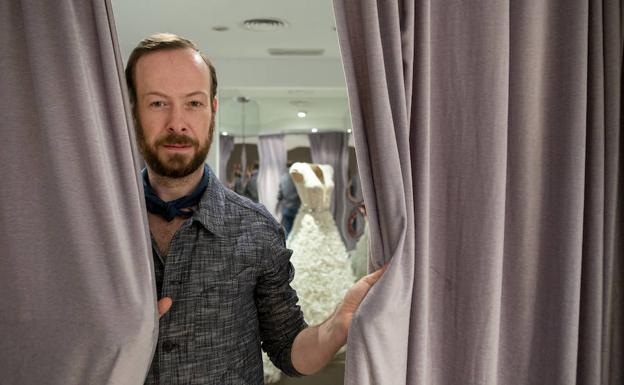 Jan Taminau, en los probadores de su tienda en Madrid. 