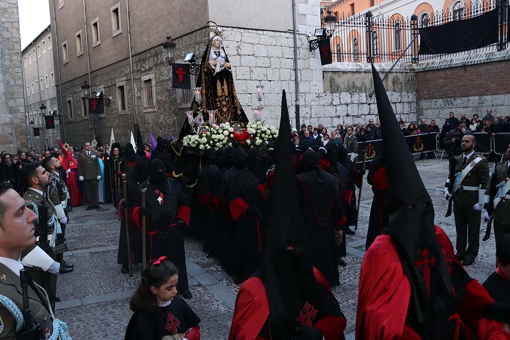 La Cofradía de Nuestra Señora de la Soledad y de Santiago organiza su procesión durante el Sábado Santo, en la que desfila la talla 'Nuestra Señora de la Soledad'.