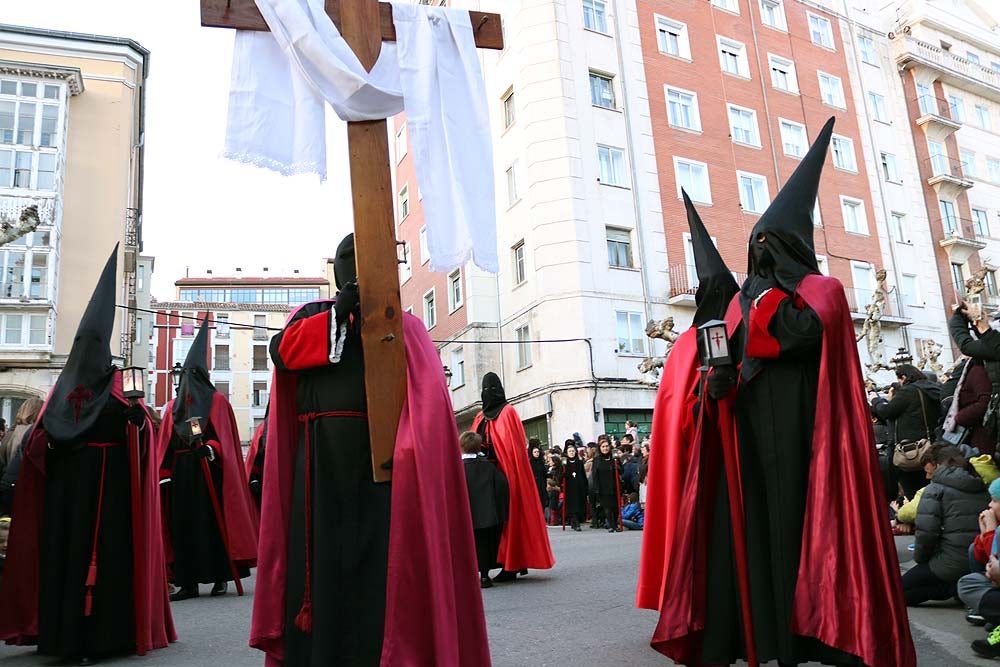 La Cofradía de Nuestra Señora de la Soledad y de Santiago organiza su procesión durante el Sábado Santo, en la que desfila la talla 'Nuestra Señora de la Soledad'.