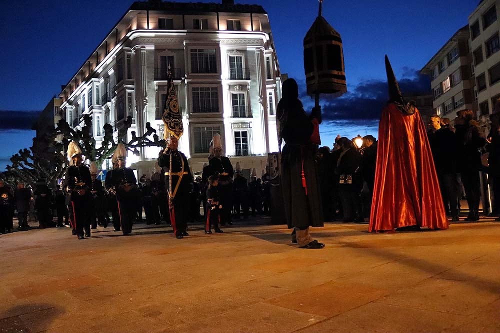 La Cofradía de Nuestra Señora de la Soledad y de Santiago organiza su procesión durante el Sábado Santo, en la que desfila la talla 'Nuestra Señora de la Soledad'.