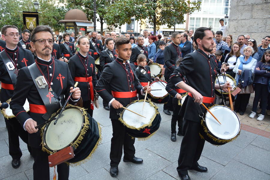 La Cofradía de Nuestra Señora de la Soledad y de Santiago organiza su procesión durante el Sábado Santo, en la que desfila la talla 'Nuestra Señora de la Soledad'.