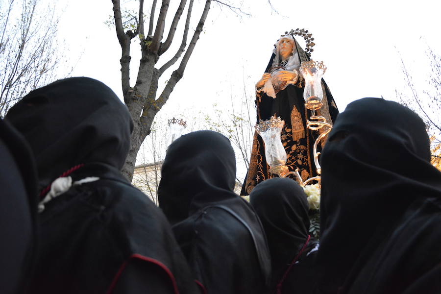 La Cofradía de Nuestra Señora de la Soledad y de Santiago organiza su procesión durante el Sábado Santo, en la que desfila la talla 'Nuestra Señora de la Soledad'.