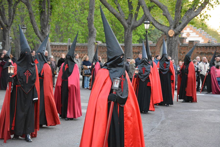 La Cofradía de Nuestra Señora de la Soledad y de Santiago organiza su procesión durante el Sábado Santo, en la que desfila la talla 'Nuestra Señora de la Soledad'.