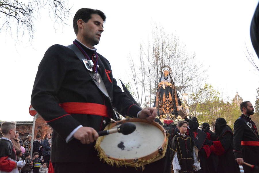 La Cofradía de Nuestra Señora de la Soledad y de Santiago organiza su procesión durante el Sábado Santo, en la que desfila la talla 'Nuestra Señora de la Soledad'.