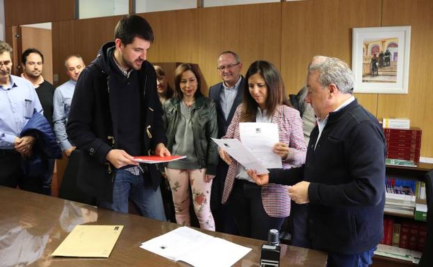 David Jurado, a la izquierda, y Esther Peña, presentan en la Junta Electoral Provincial la candidaturas del PSOE a las Cortes Generales por la circunscripción de Burgos.