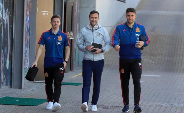 Iker Muniain y Jaime Mata, junto al jefe de prensa de la FEF. 