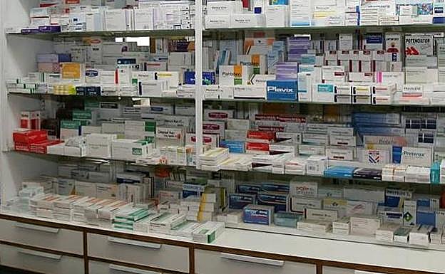 Estanterías con distintos medicamentos en una farmacia de la comunidad.