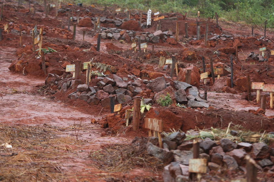 Fosas comunes donde han sido enterrados algunos de los muertos del ciclón Idai.