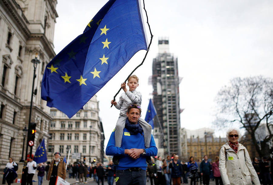 Un millón de británicos, según los organizadores, procedentes de las islas escocesas, de Bristol, Mánchester o Leeds se han manifestado por el centro de Londres para exigir que se celebre un segundo referéndum sobre el 'Brexit'.