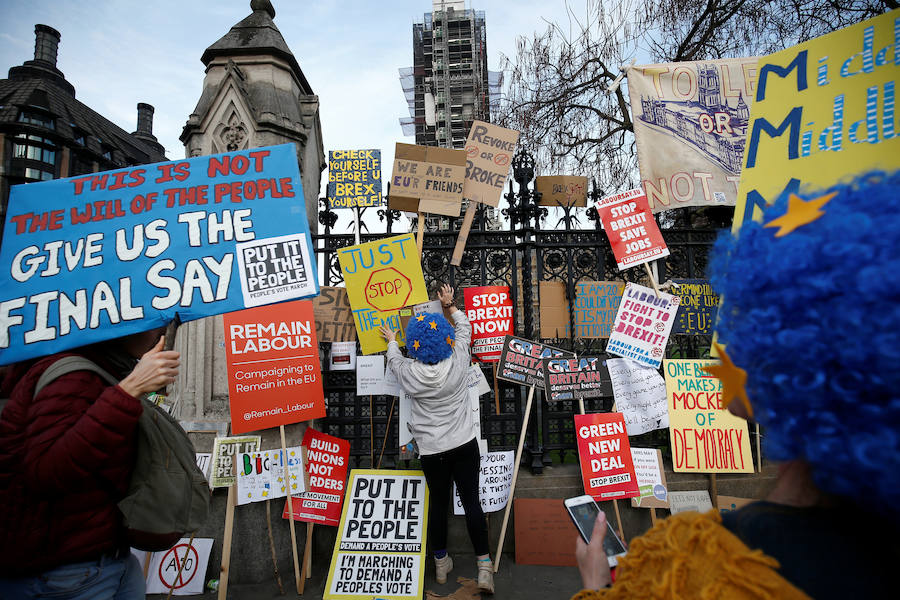 Un millón de británicos, según los organizadores, procedentes de las islas escocesas, de Bristol, Mánchester o Leeds se han manifestado por el centro de Londres para exigir que se celebre un segundo referéndum sobre el 'Brexit'.