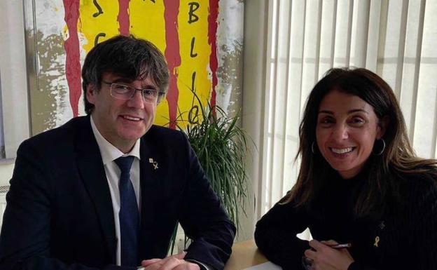 Meritxell Budó, nueva consejera de la Presidencia y portavoz del Govern, en una imagen de archivo junto a Carles Puigdemont. 