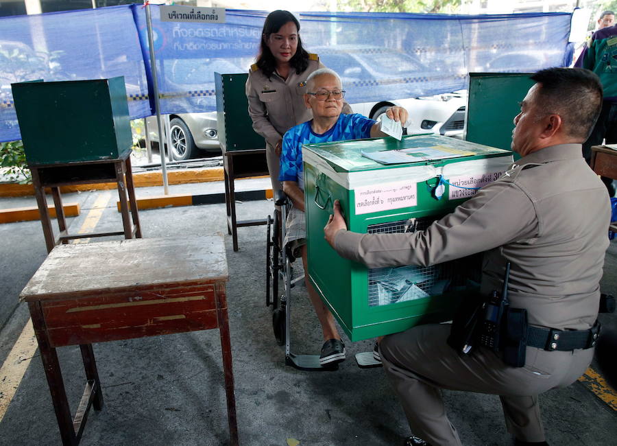 Los tailandeses votan este domingo en las primeras elecciones legislativas que se celebran en el país desde que la junta militar llegó al poder mediante un golpe de Estado en 2014.