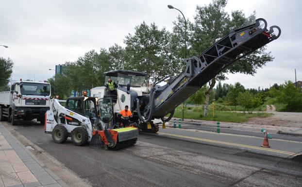 Las máquinas de asfaltado volverán a las calles de Burgos en las próximas semanas. 