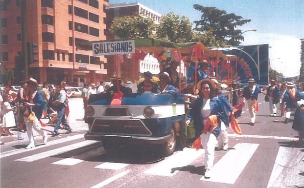 Imagen antigua en la que desfilaban con una furgoneta