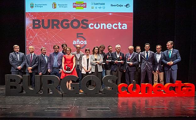 Foto de familia con los premiados en la gala del V aniversario de BURGOSconecta.